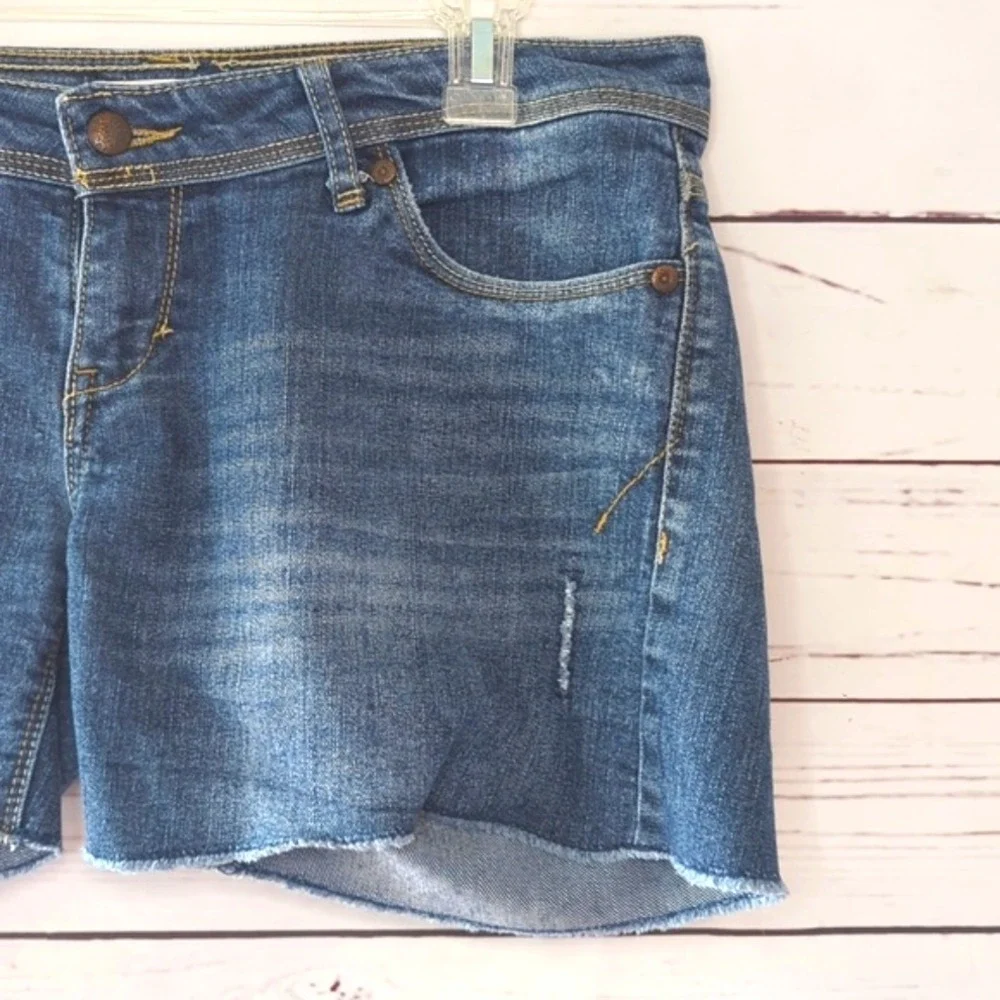Levi's‎ Midi Y2K Jean Shorts Juniors Distressed Denim Medium Wash Women's Size 9